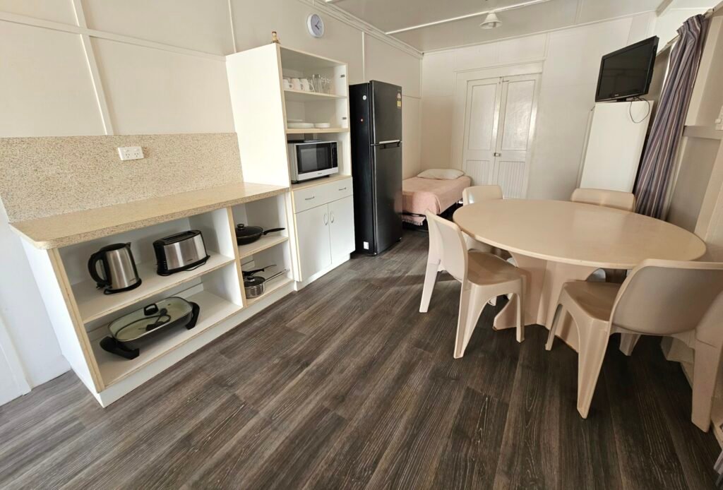 Cape Gloucester: Dining And Kitchen Area