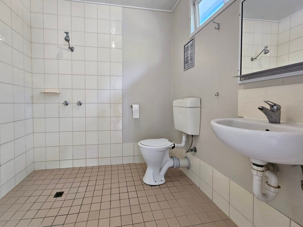 Clean and functional bathroom in a beach bungalow accommodation in Whitsundays, Airlie Beach.